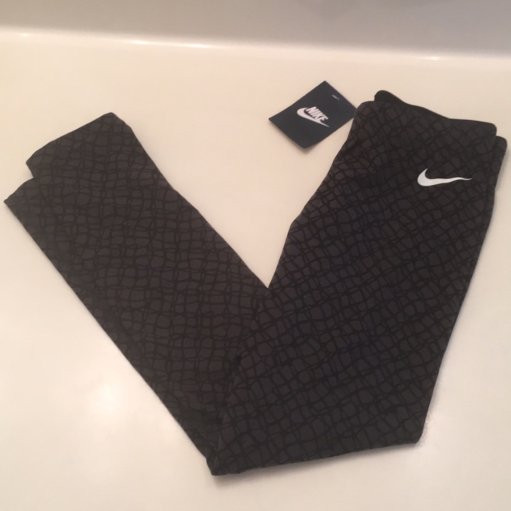 Nike Club Printed Cropped Leggings - Picture 3 of 8